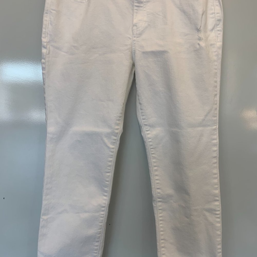 Old Navy size 8 straight mid-rise white capris